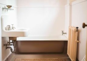 How to unclog a bathtub drain